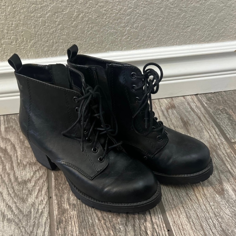 Woman black boots size 6.5 heel zipper